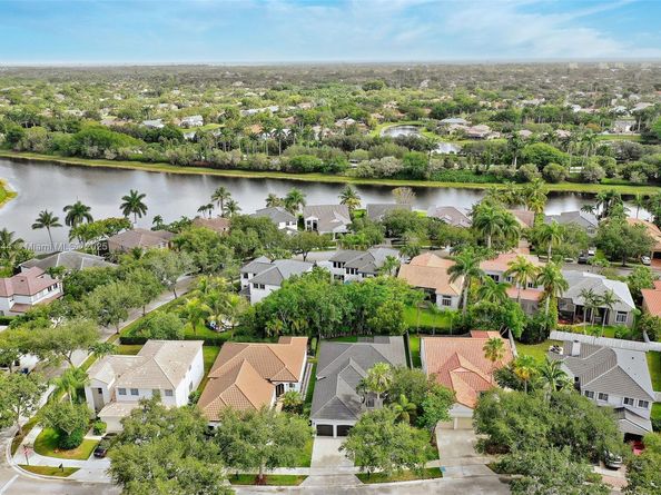 1212 Camellia Ln, Weston FL 33326