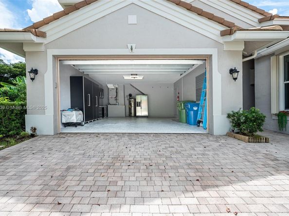 2025 Harbor View Cir, Weston FL 33327