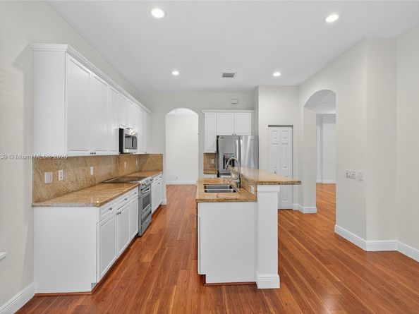 2025 Harbor View Cir, Weston FL 33327