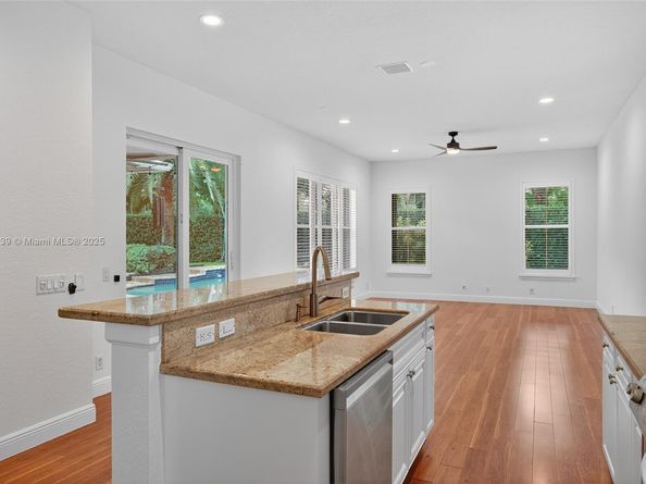 2025 Harbor View Cir, Weston FL 33327