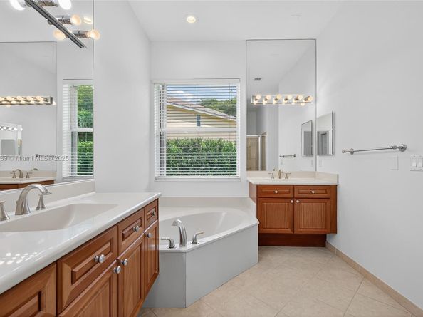 2025 Harbor View Cir, Weston FL 33327