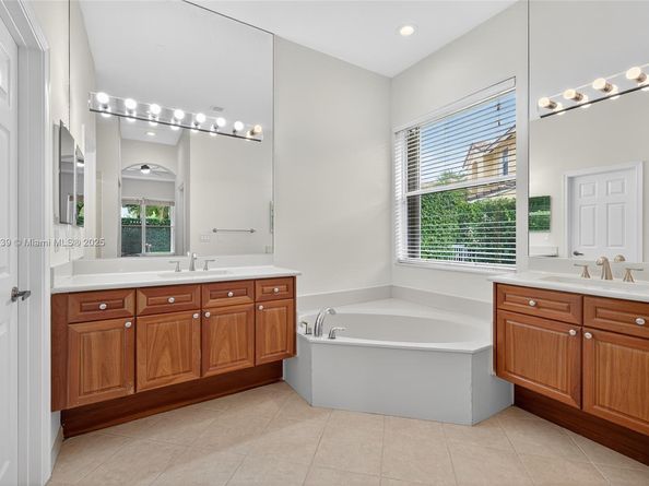 2025 Harbor View Cir, Weston FL 33327