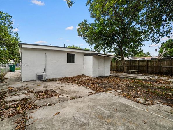 1426 NW 28th St, Miami FL 33142