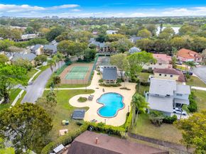 32 Wimbledon Lake Dr 221, Plantation FL 33324