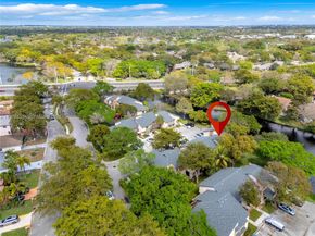 32 Wimbledon Lake Dr 221, Plantation FL 33324