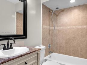 32 Wimbledon Lake Dr 221, Plantation FL 33324