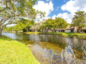 32 Wimbledon Lake Dr 221, Plantation FL 33324