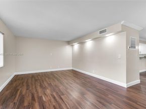 32 Wimbledon Lake Dr 221, Plantation FL 33324