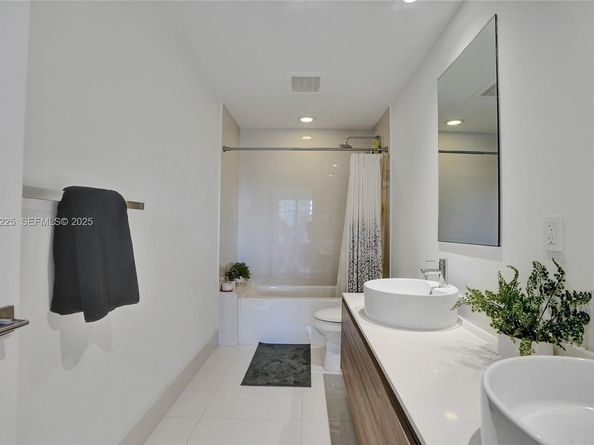 121 NE 34th St 902, Miami FL 33137