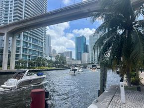 690 SW 1st Ct 1032, Miami FL 33130
