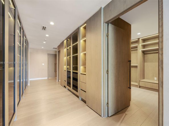 110 Holiday Dr, Hallandale Beach FL 33009