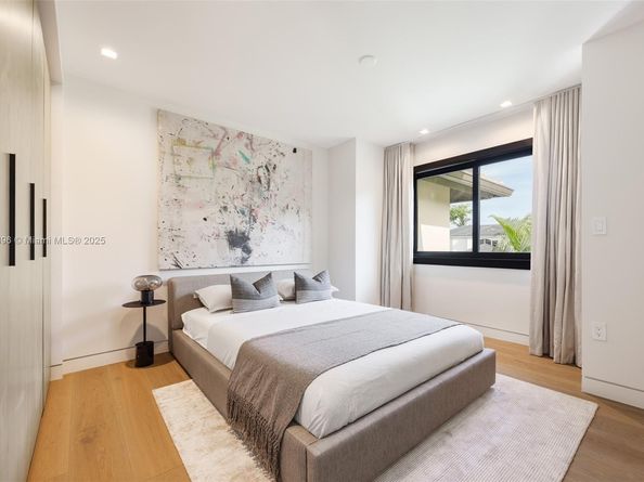 110 Holiday Dr, Hallandale Beach FL 33009