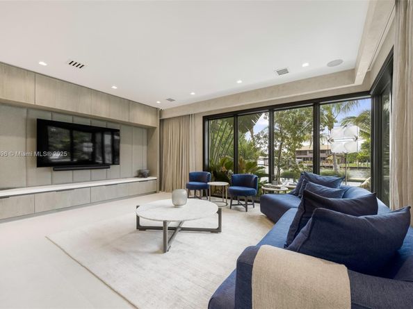 110 Holiday Dr, Hallandale Beach FL 33009