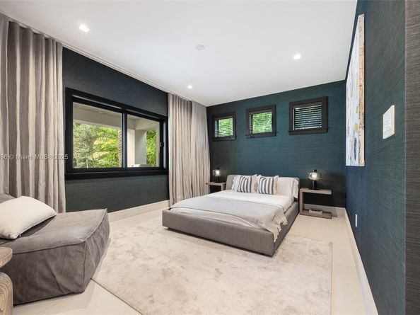 110 Holiday Dr, Hallandale Beach FL 33009