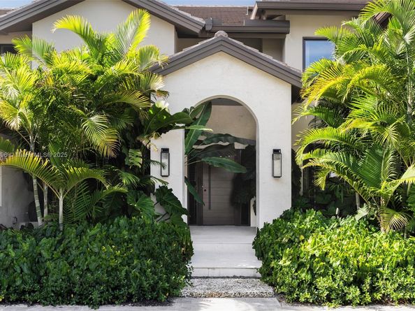 110 Holiday Dr, Hallandale Beach FL 33009