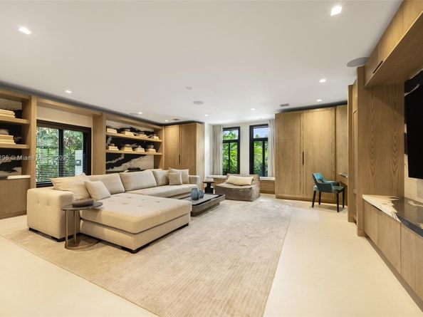 110 Holiday Dr, Hallandale Beach FL 33009