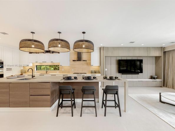 110 Holiday Dr, Hallandale Beach FL 33009