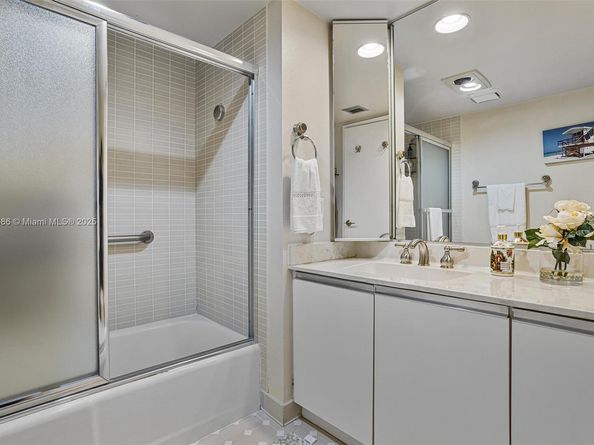 520 Brickell Key Dr A1404, Miami FL 33131