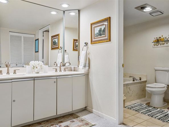 520 Brickell Key Dr A1404, Miami FL 33131