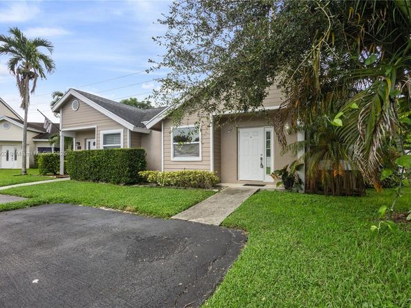 1141 SW 111th Way, Davie FL 33324