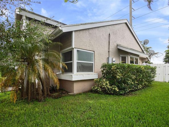 1141 SW 111th Way, Davie FL 33324