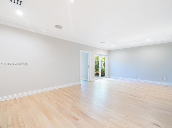 1375 N Biscayne Point Rd, Miami Beach FL 33141