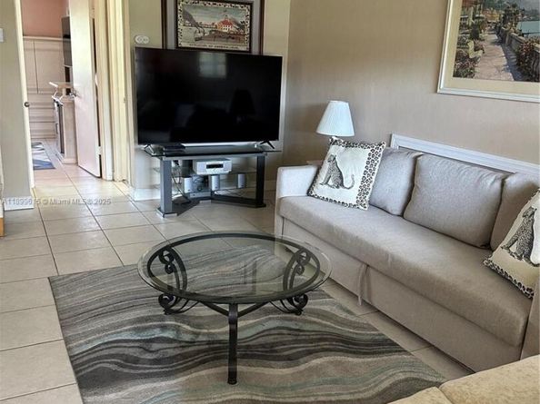 581 Blue Heron Dr 208B, Hallandale Beach FL 33009