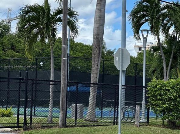 581 Blue Heron Dr 208B, Hallandale Beach FL 33009