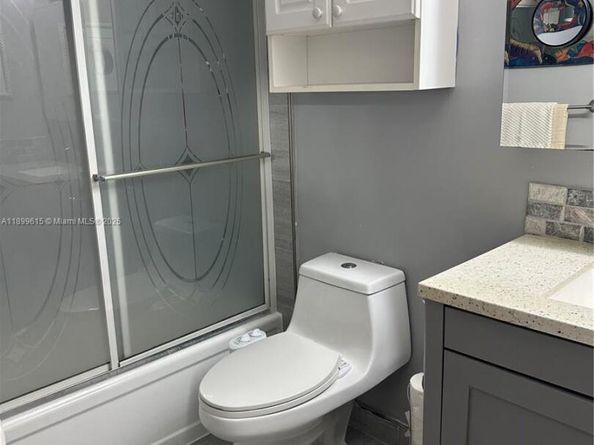 581 Blue Heron Dr 208B, Hallandale Beach FL 33009