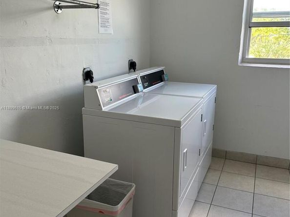 581 Blue Heron Dr 208B, Hallandale Beach FL 33009