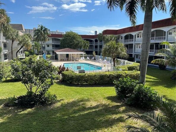 581 Blue Heron Dr 208B, Hallandale Beach FL 33009