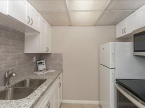 2145 Pierce St 218, Hollywood FL 33020