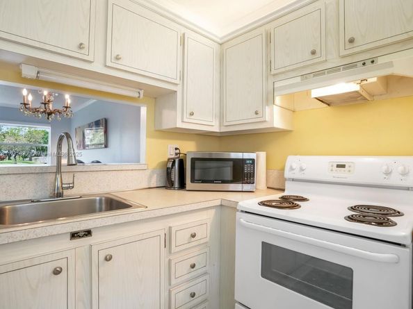 3505 NW 48th Ave 411, Lauderdale Lakes FL 33319