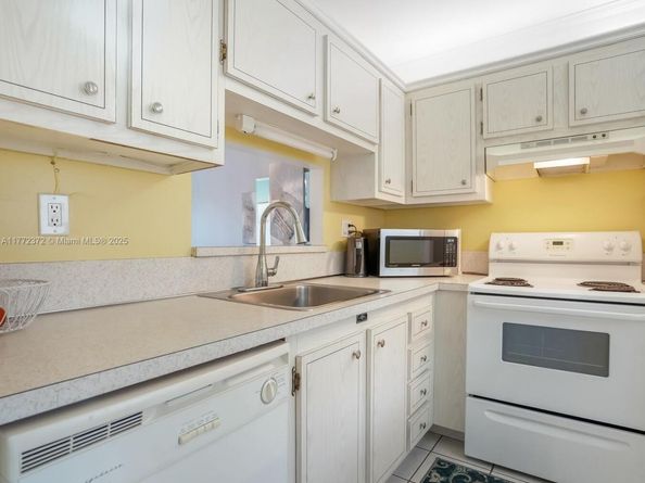 3505 NW 48th Ave 411, Lauderdale Lakes FL 33319