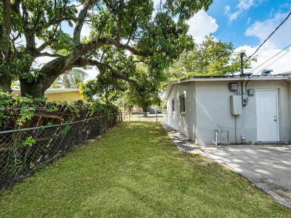3841 NW 7th Ct, Lauderhill FL 33311