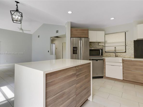 640 SW 113th Ter, Pembroke Pines FL 33025