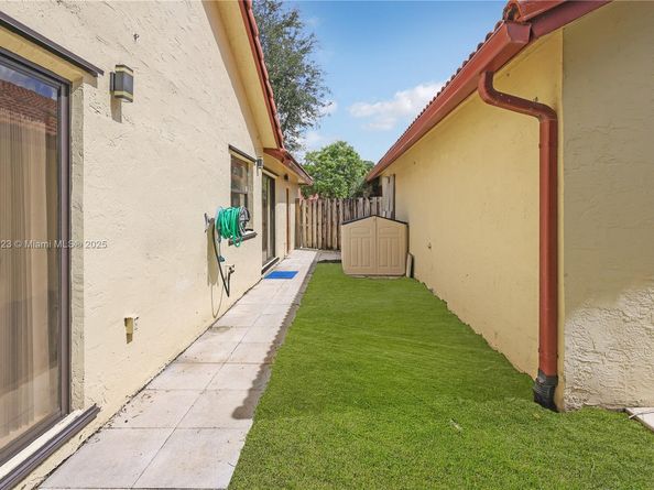 640 SW 113th Ter, Pembroke Pines FL 33025