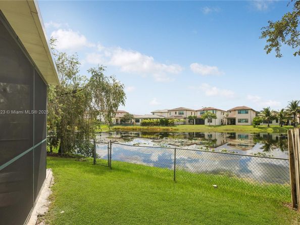 640 SW 113th Ter, Pembroke Pines FL 33025