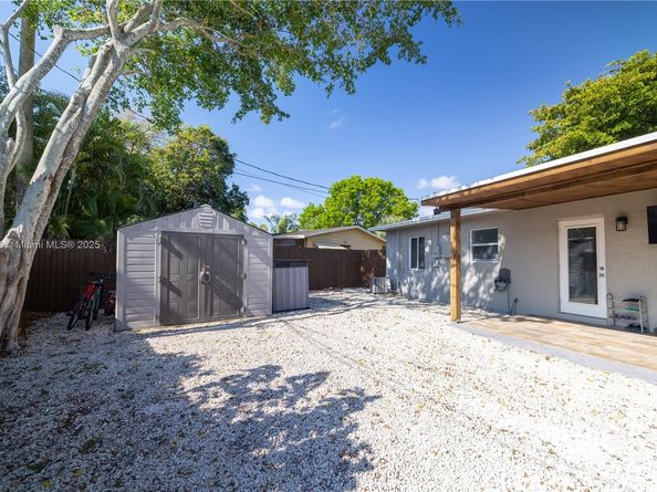 2950 NE 11th Ave, Pompano Beach FL 33064
