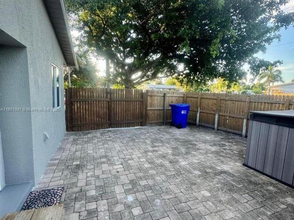 2950 NE 11th Ave, Pompano Beach FL 33064