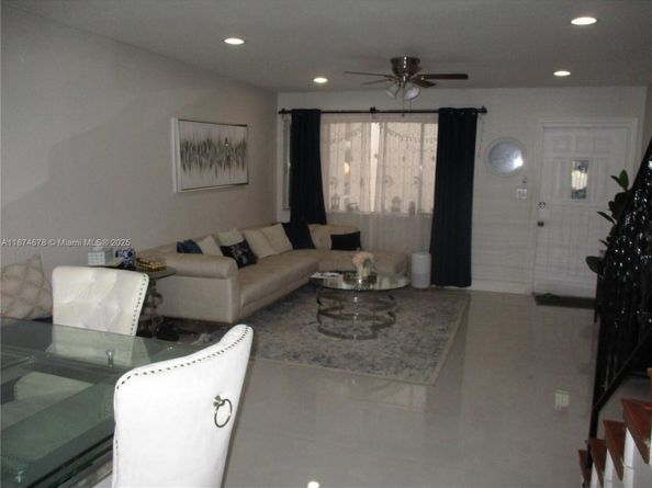 2831 Pierce St 205, Hollywood FL 33020