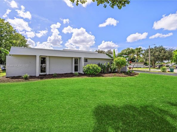 5000 Bayberry Ln, Tamarac FL 33319