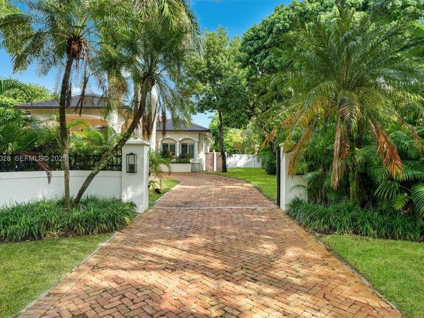 6890 SW 94th St, Pinecrest FL 33156