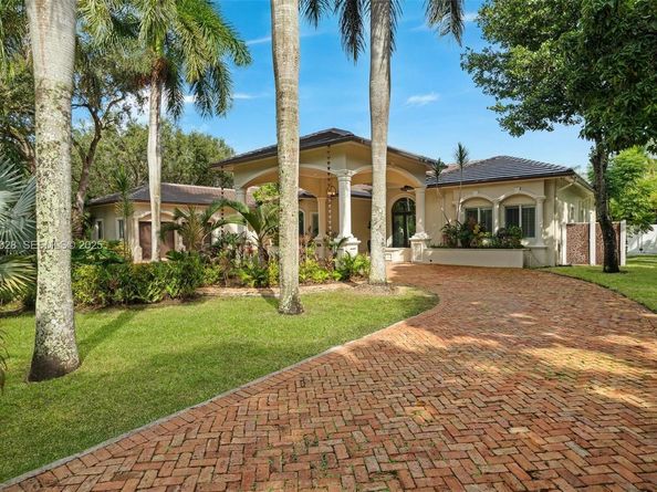 6890 SW 94th St, Pinecrest FL 33156