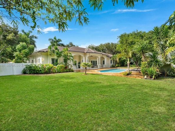 6890 SW 94th St, Pinecrest FL 33156