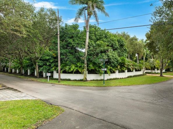 6890 SW 94th St, Pinecrest FL 33156