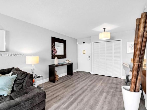 830 NW 87t ave 303, Miami FL 33172