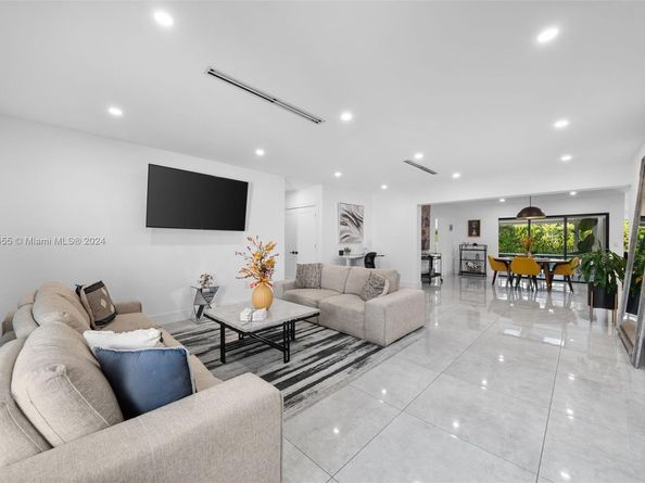 861 NE 82nd St, Miami FL 33138