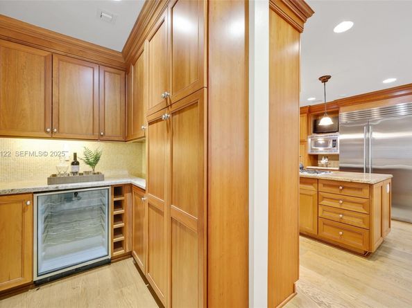 608 Middle River Dr, Fort Lauderdale FL 33304