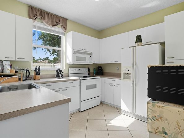 15462 NW 14th Ct, Pembroke Pines FL 33028